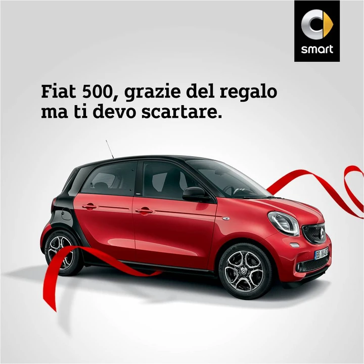 Fiat 500 fa gli auguri a Smart, Smart risponde