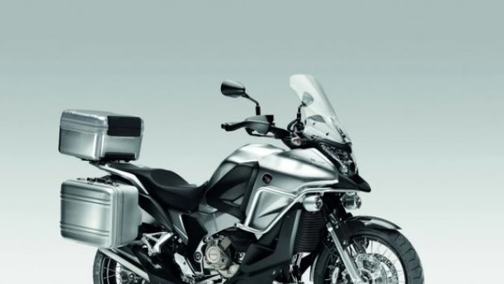 Honda: prime foto spia per la Crosstourer