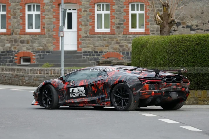 Lamborghini Revuelto SV, oltre 1.100 CV: prime foto spia
