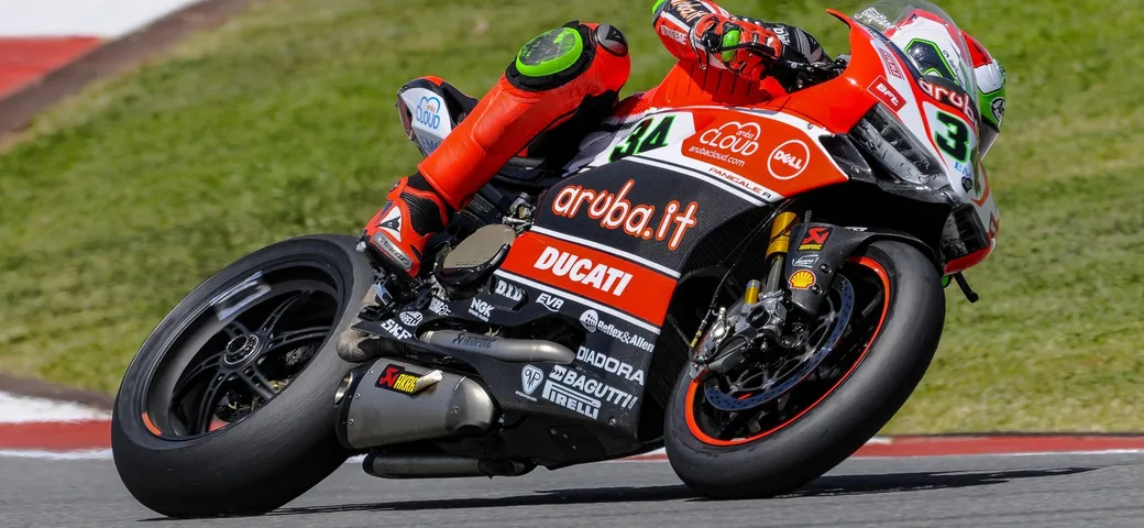 Superbike Portimao 2015: Giugliano davanti alle Kawasaki nel Day-1