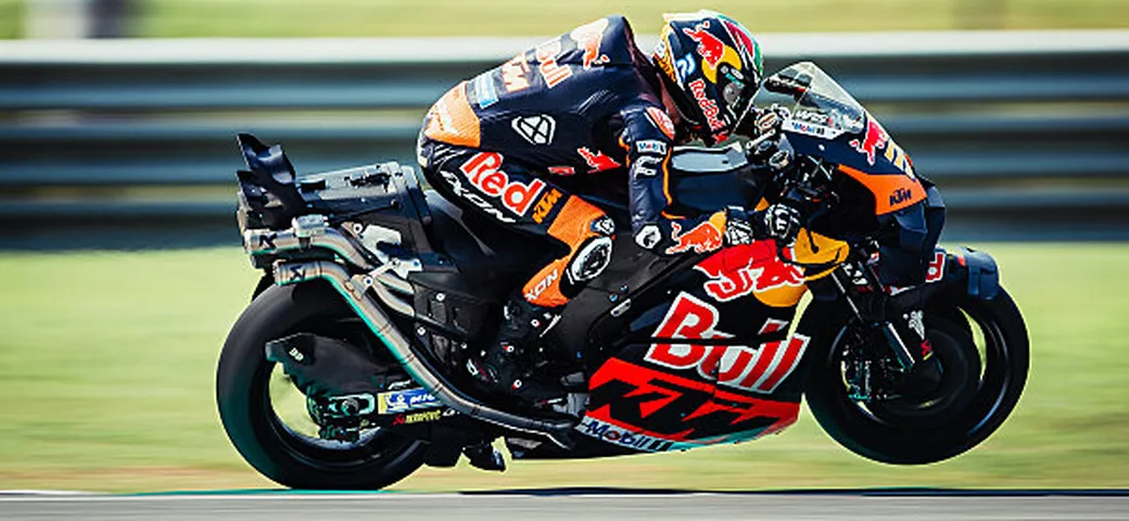 MotoGP 2025: Red Bull KTM in pista, il rookie Acosta brilla nei test di Sepang