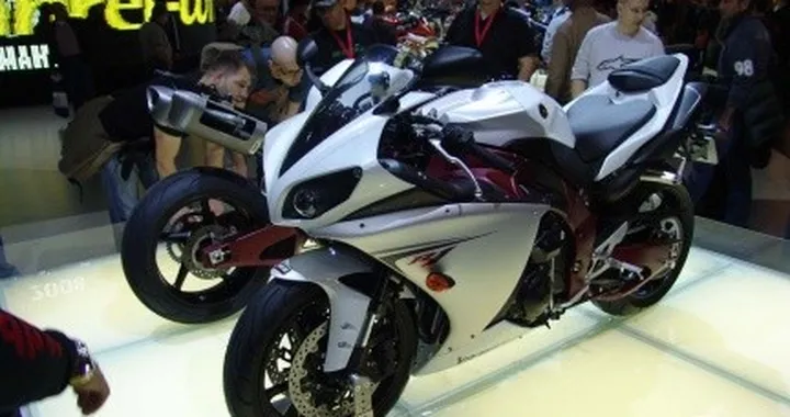 Yamaha YZF-R1 2009 e Suzuki GSX-R 1000 K9 live @ Intermot 2008