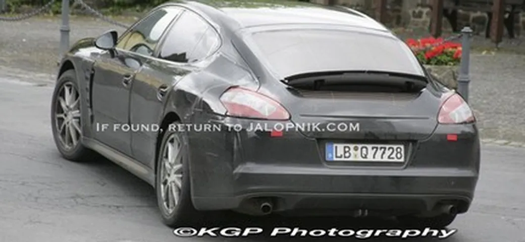 Porsche Panamera: svelate le forme dello spoiler posteriore?