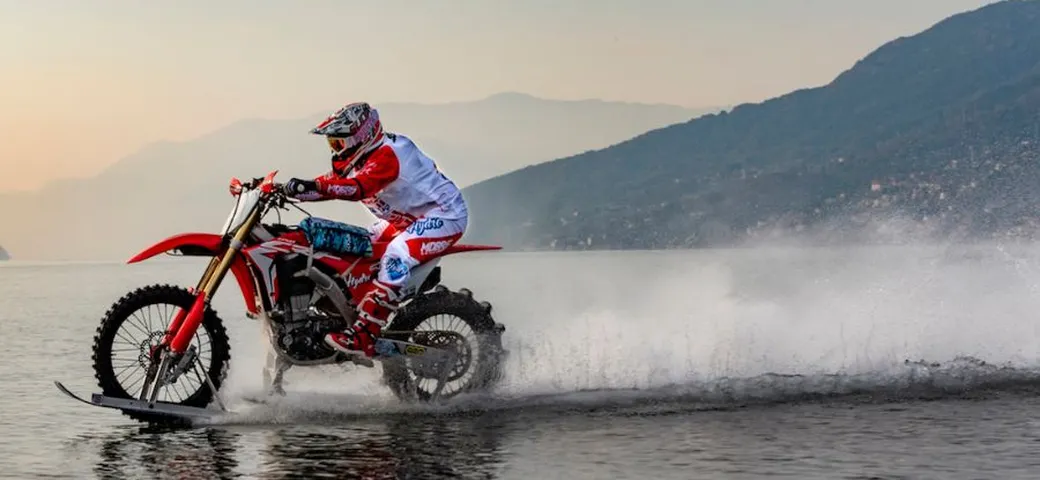 Luca Colombo tenta il record mondiale di velocità su acqua in moto