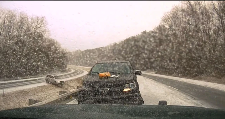 Spaventoso incidente con ribaltamento ripreso dalla polizia [Video]