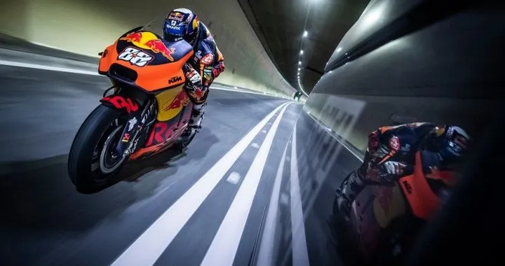 Con la KTM MotoGP nel tunnel autostradale: Oliveira inaugura il Gleinalm [Video]