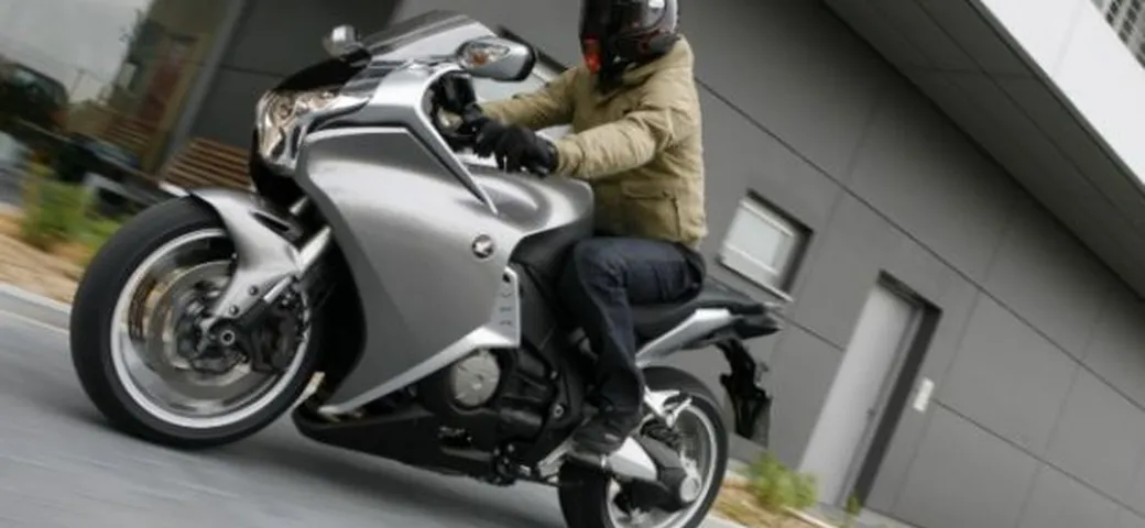 TEST: Faccia a faccia con la Honda VFR1200F DCT