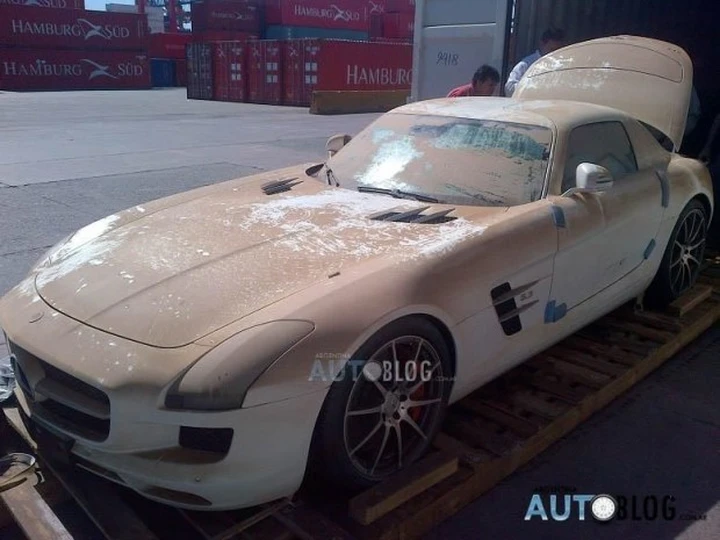 Mercedes SLS AMG: un esemplare vola giù dalla nave mentre è in viaggio verso l'Argentina