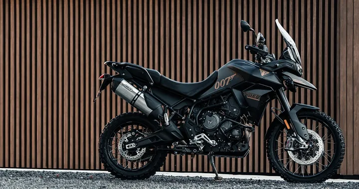 Triumph Tiger 900 Bond Edition, la nuova serie limitata dedicata al film No Time To Die