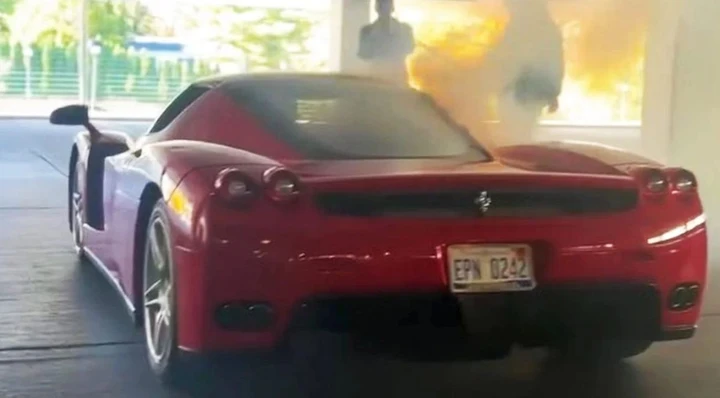 Un incubo da tanti zeri, la Ferrari Enzo inizia a fumare: paura