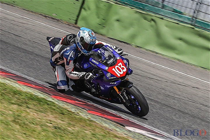 Yamaha YZF-R6 VS YZF-R1: la nostra prova