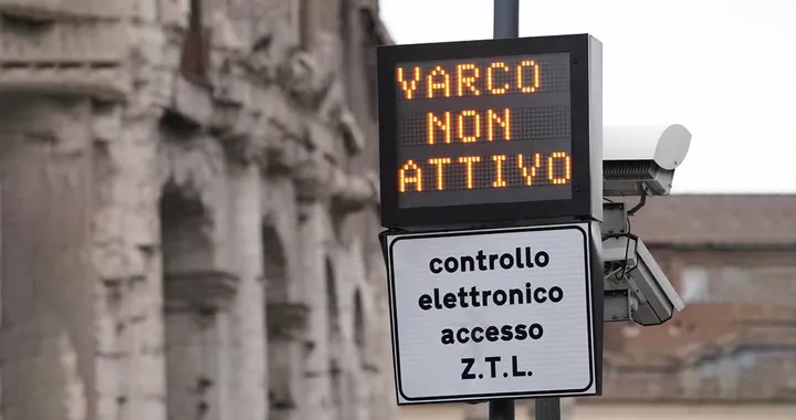 Auto elettriche e ibride nelle ZTL di Roma: permessi e regole