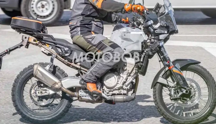 Nuova KTM 490 Adventure: prime foto della media enduro rally
