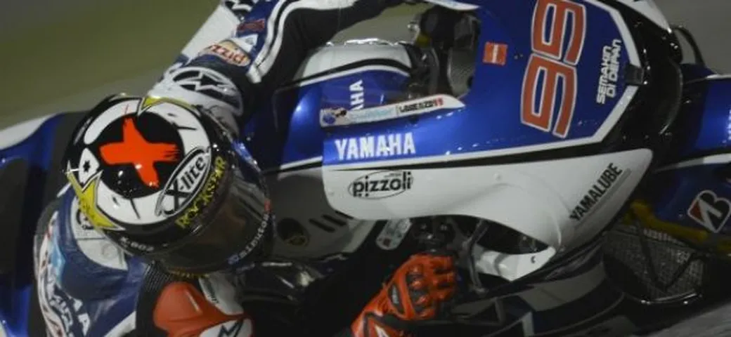Losail, Lorenzo (Yamaha) detronizza Stoner (Honda). Ducati in affanno. Rossi da 