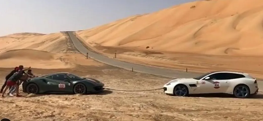 Ferrari 488 Pista tirata fuori dal deserto da una GTC4Lusso [Video]