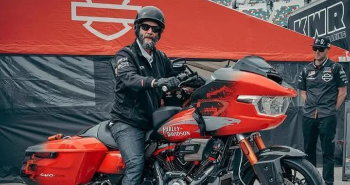 Keanu Reeves e la Harley-Davidson CVO Road Glide RR: l'incontro tra cinema e motori
