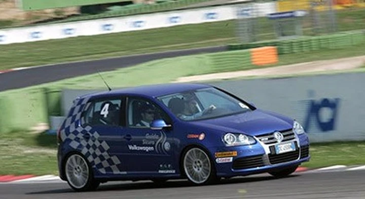 48 ore Volkswagen: guida sicura in circuito