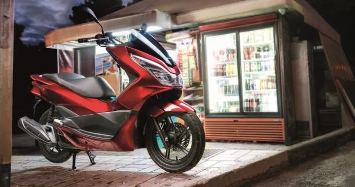 Honda PCX125 2017: prime foto e dati ufficiali