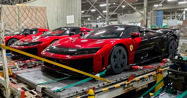Cinque Ferrari F80 salgono su un aereo: un carico da 18 milioni di euro e 6.000 CV