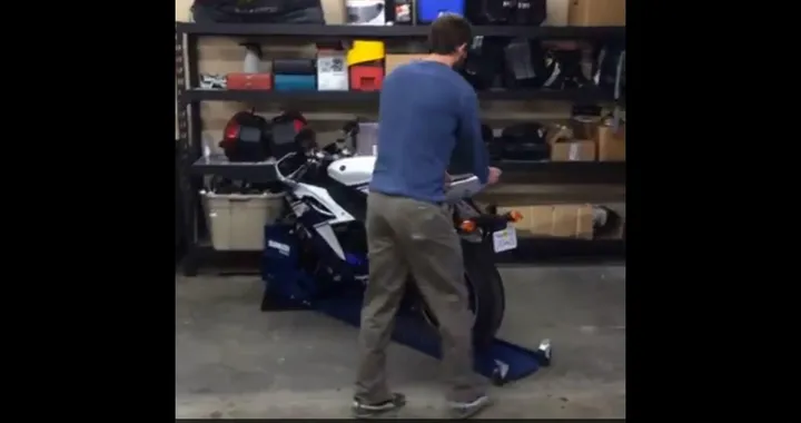 Modulo Bunker Park&amp;Roll per il parcheggio delle moto nel box [Video]