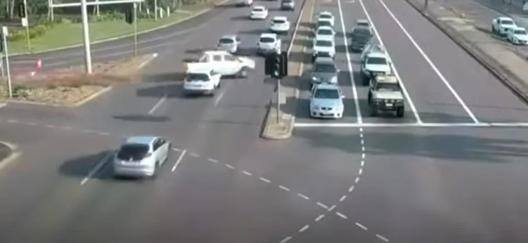 Auto fuori controllo attraversa 8 corsie e si schianta [Video]