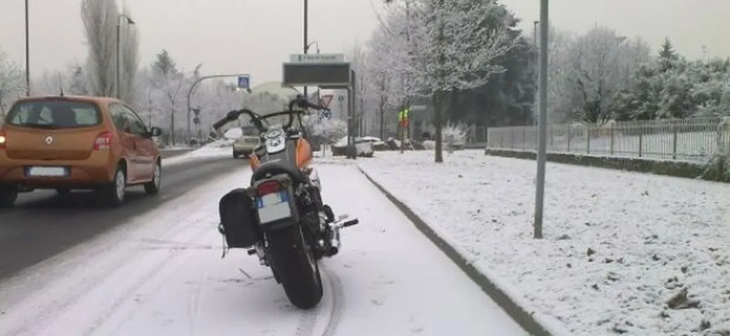 Foto del giorno: harleysta sulla neve
