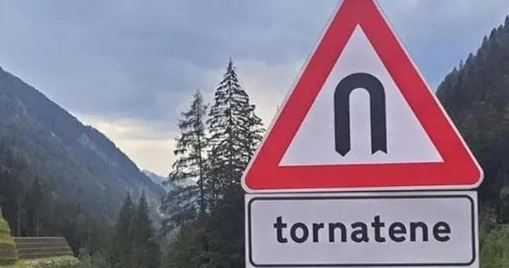 Il cartello “Tornante” diventa “Tornatene” a casa: la provocazione contro i troppi turisti
