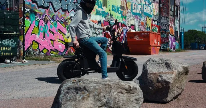 Vässla e Teenage Engineering rivoluzionano la mobilità urbana con epa-1