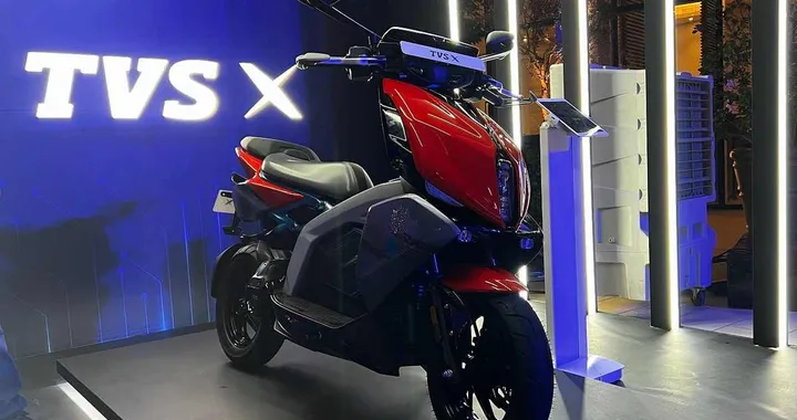 TVS X: debutta il nuovo scooter elettrico con 140 km di autonomia [FOTO]