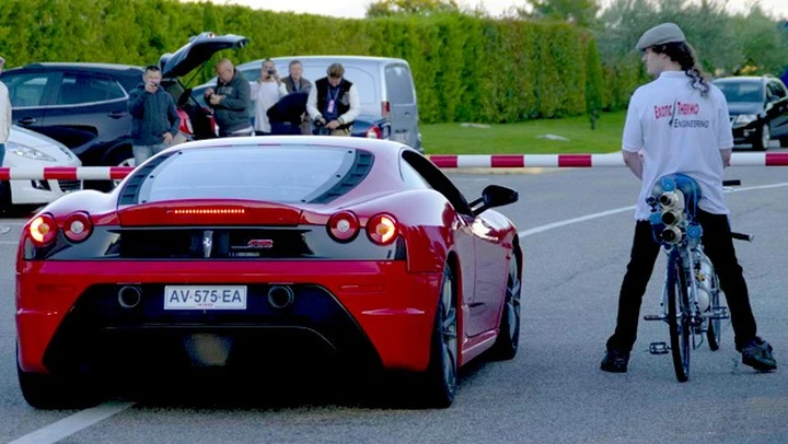 Bici contro Ferrari in video, chi vincerà?