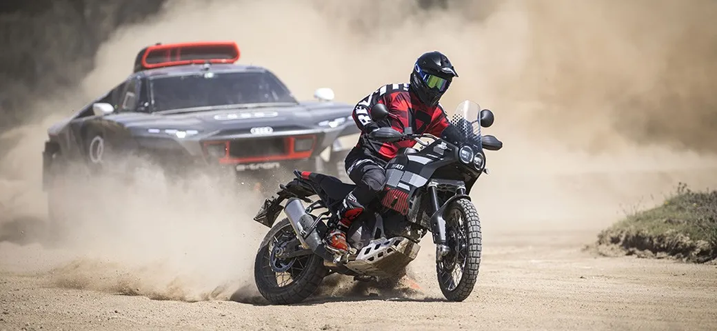 Ducati e Audi in Sardegna con la DesertX e la RS Q e-tron