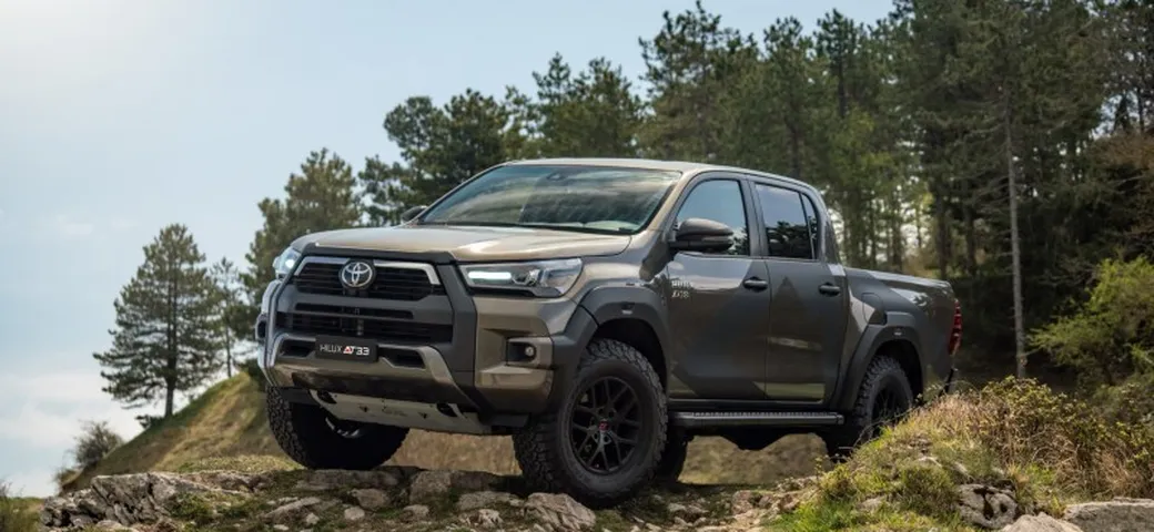 Toyota Hilux AT33 Arctic Trucks: debutta in Italia
