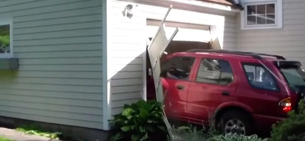 Sfondare il garage in retro, il sogno coronato a 91 anni [Video]