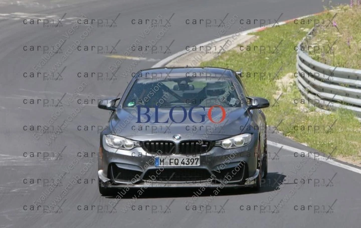 BMW M4: foto spia della speciale versione CSL?