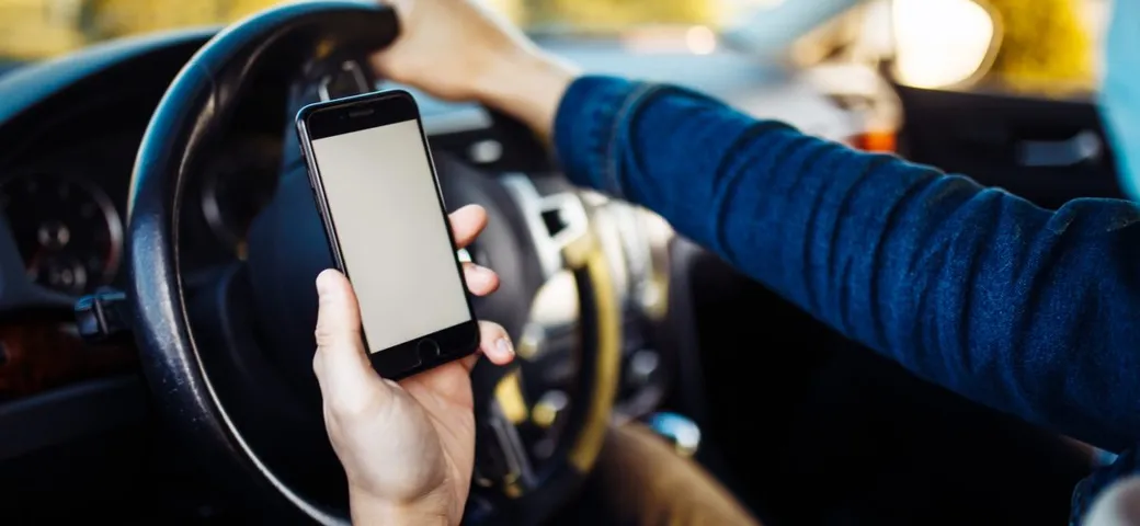 Questa telecamera scopre se guidi con il telefonino in mano e ti multa