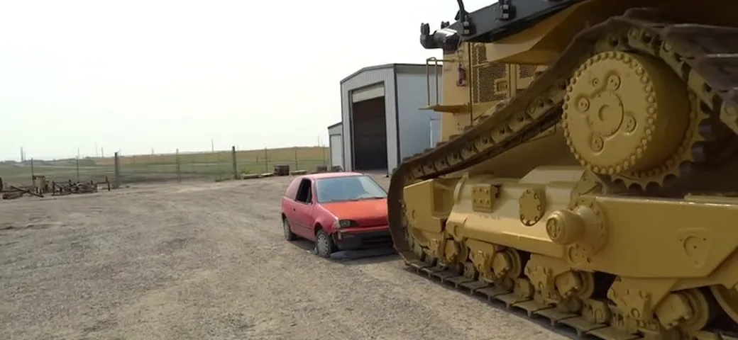 Il bulldozer contro l'utilitaria