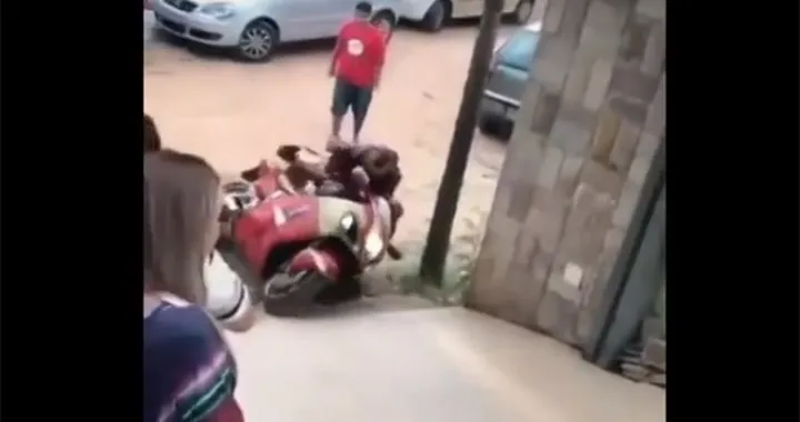 Epic Fail: Iron Man cade dalla moto [Video]
