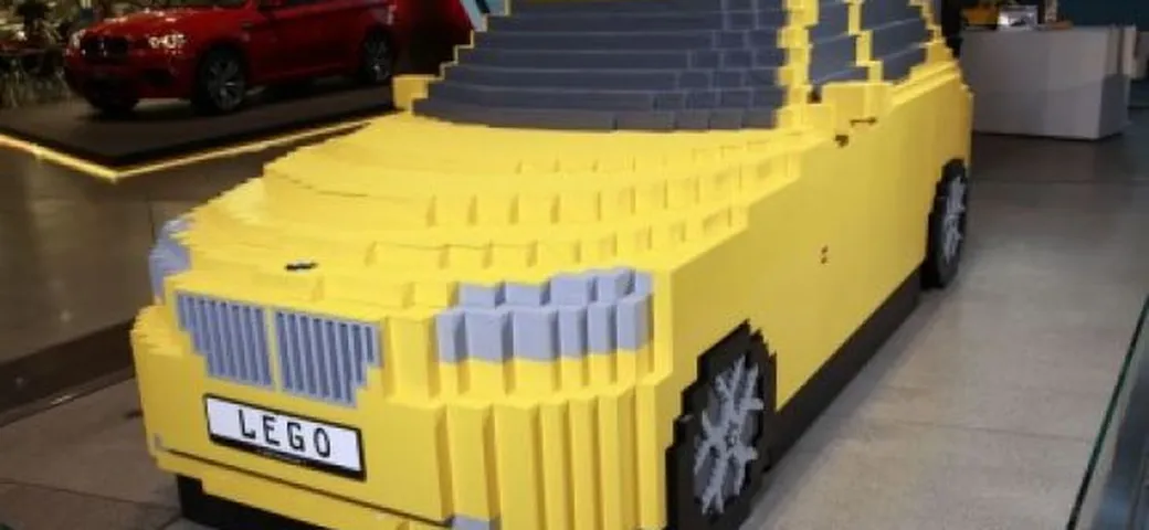 Bmw X1: 800 bambini ne creano un modello utilizzando i soli mattoncini del Lego