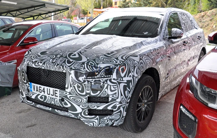 Jaguar F-Pace: nuove foto spia, ecco gli interni