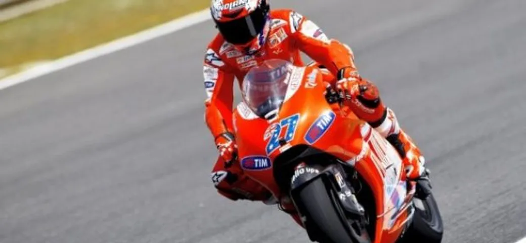MotoGP: Casey Stoner è primo nelle libere a Jerez nonostante una caduta