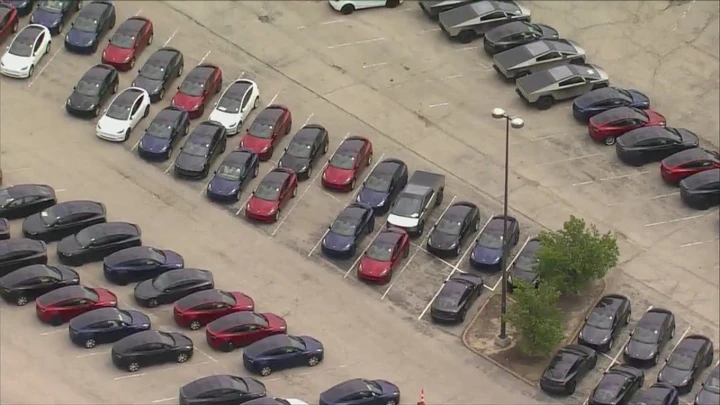 Un parcheggio abbandonato pieno di Tesla, cosa sta succedendo