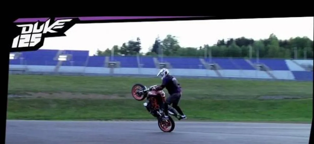 KTM 125 Duke Stuntriding con Rok Bagoros