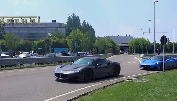 Cinque Maserati MC20 in corteo davanti alla fabbrica Ferrari [Video]