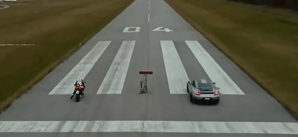 Porsche 911 GT2 RS vs Ducati Panigale: chi vince la drag race? [Video]