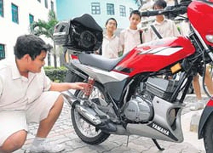 Riparazione dei motocicli tra le lezioni delle superiori a Singapore