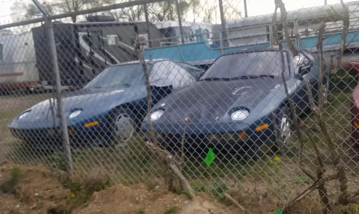 Il mistero delle Porsche 928 abbandonate in un campo [Video]