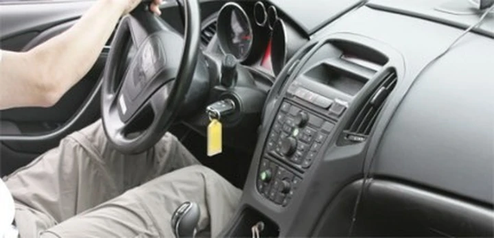 Opel Astra 2009: foto spia degli interni