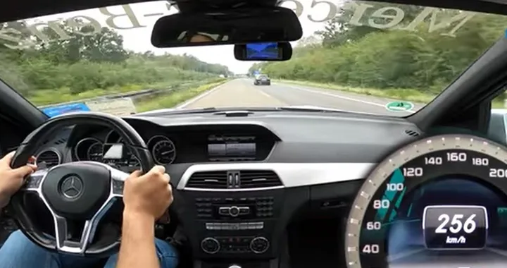 Mercedes C63 AMG: il sound del V8 in Autobahn [Video]