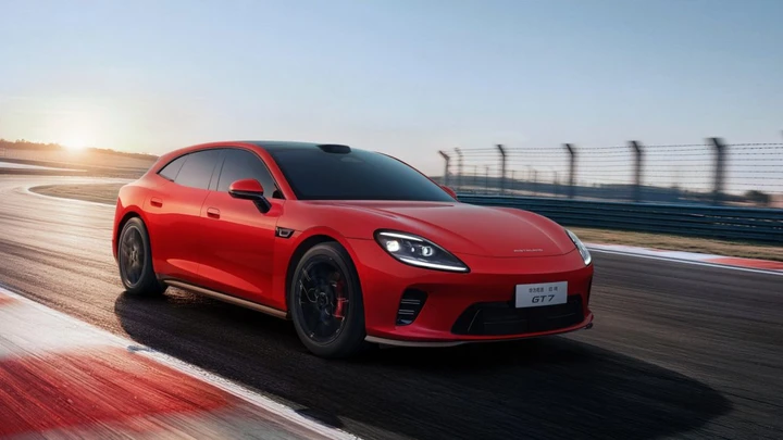 Il clone della Porsche Panamera made in China debutta a giugno