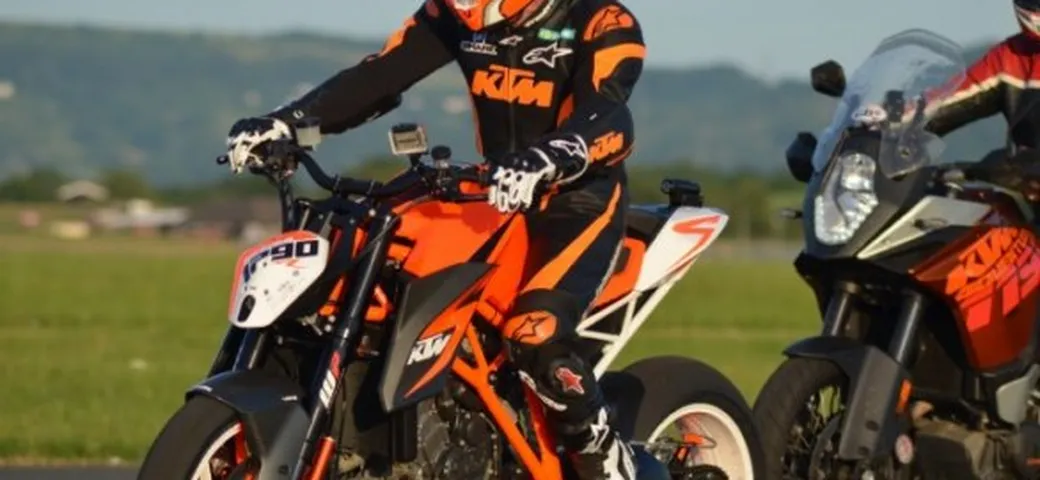 Jeremy McWilliams prova la KTM 1290 Super Duke R a Goodwood | Video